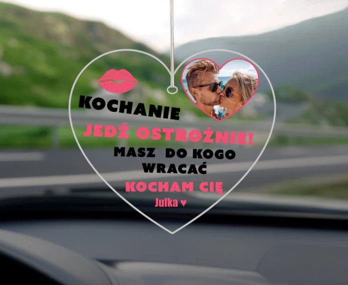 Personalizowana zawieszka do auta – praktyczny poradnik i inspiracje na prezent dla chłopaka, męża lub taty