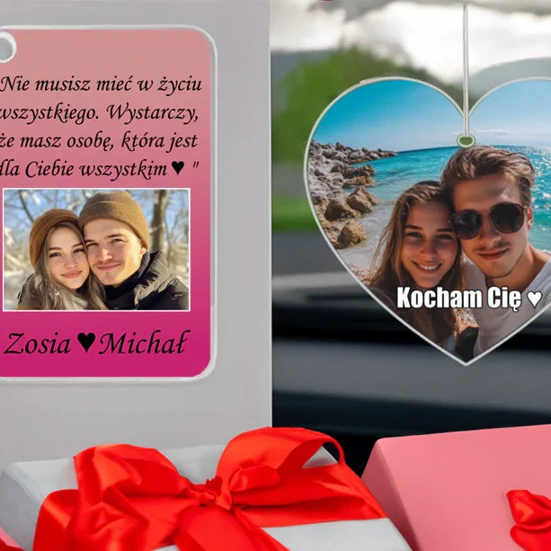 Tanie personalizowane prezenty w postaci zawieszki do auta i breloczka do kluczy