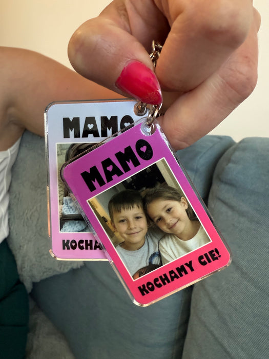 Mamo! Kochamy Cię! - Prezent dla Mamy - Dwustronny personalizowany breloczek do kluczy - KochamCie.pl 
