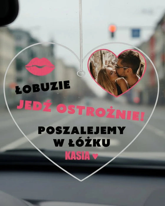 Zawieszka do samochodu dla chłopaka i dziewczyny - Prezent dla zakochanych - Zawieszka ze zdjęciem pary oraz imieniem - Kocham Cię w prezencie