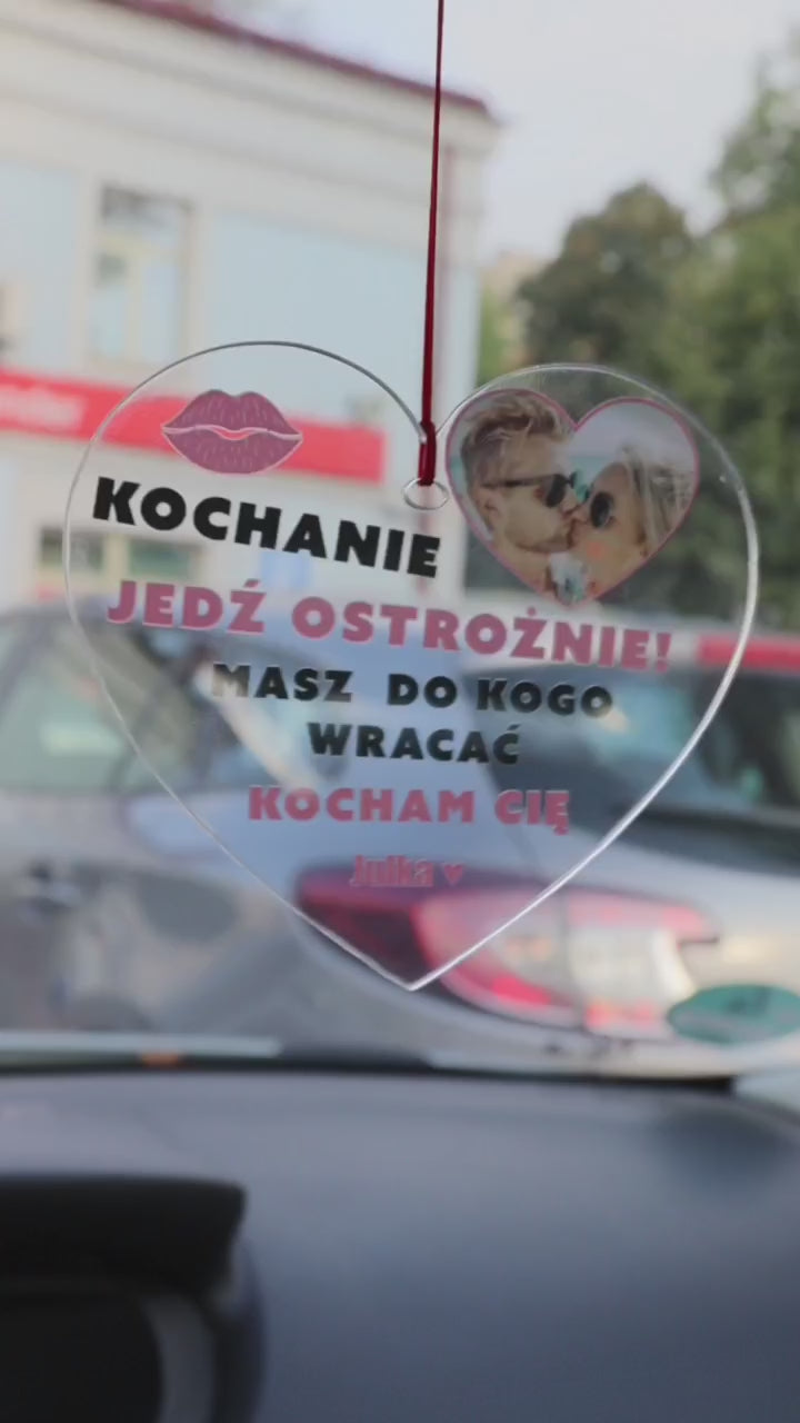 Zawieszka do samochodu ze zdjęciem zakochanych - prezent dla chłopaka - Prezent dla dziewczyny - Zdjęcie z imię na lusterko - Twój anioł stróż w każdej podróży