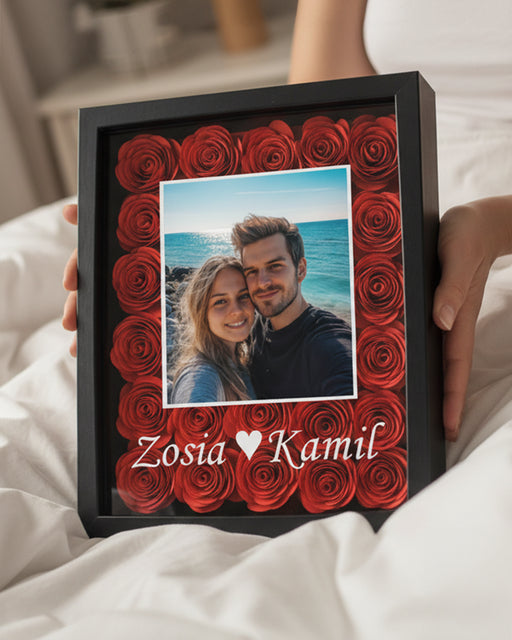 Ramka z różami dla Pary - Prezent ze zdjęciem oraz imionami zakochanych - Miłość w najlepszym wydaniu - Ramka z różami wykonywanymi ręcznie oraz nadrukiem na szkiełku
