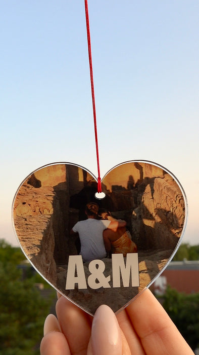 Zdjęcie z inicjałami - Prezent dla zakochanych-  Personalizowana zawieszka do samochodu - KochamCie.pl 