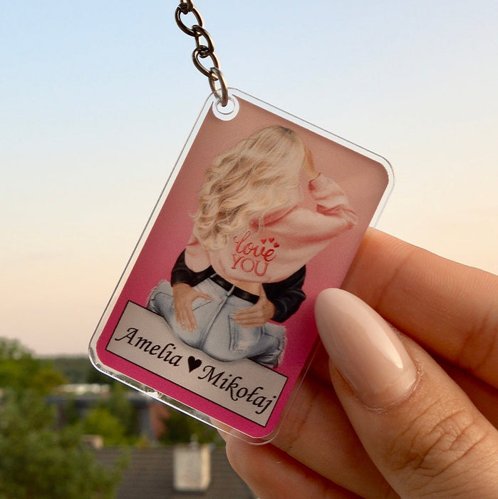 W ramionach ukochanego - Prezent dla zakochanych - Personalizowany breloczek do kluczy - KochamCie.pl 