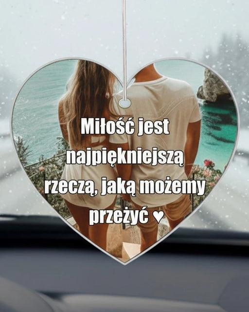 Zawieszka z cytatem i zdjęciem zakochanych - personalizowany prezent na lusterko w samochodzie